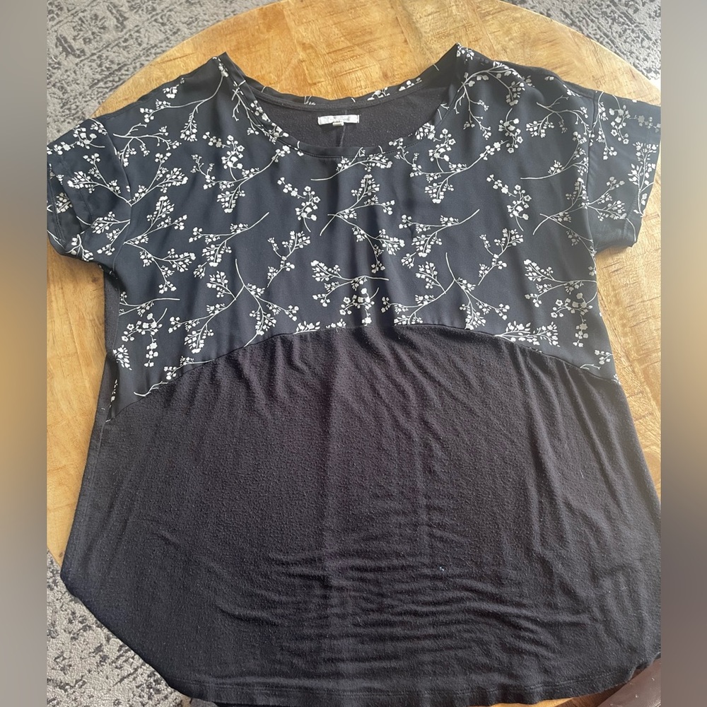 Medium casual top with floral detail